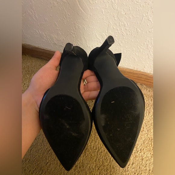 Selling these cute black heels with a cute black bow on it. 🎀 Size 5.5 US - Picture 2 of 4